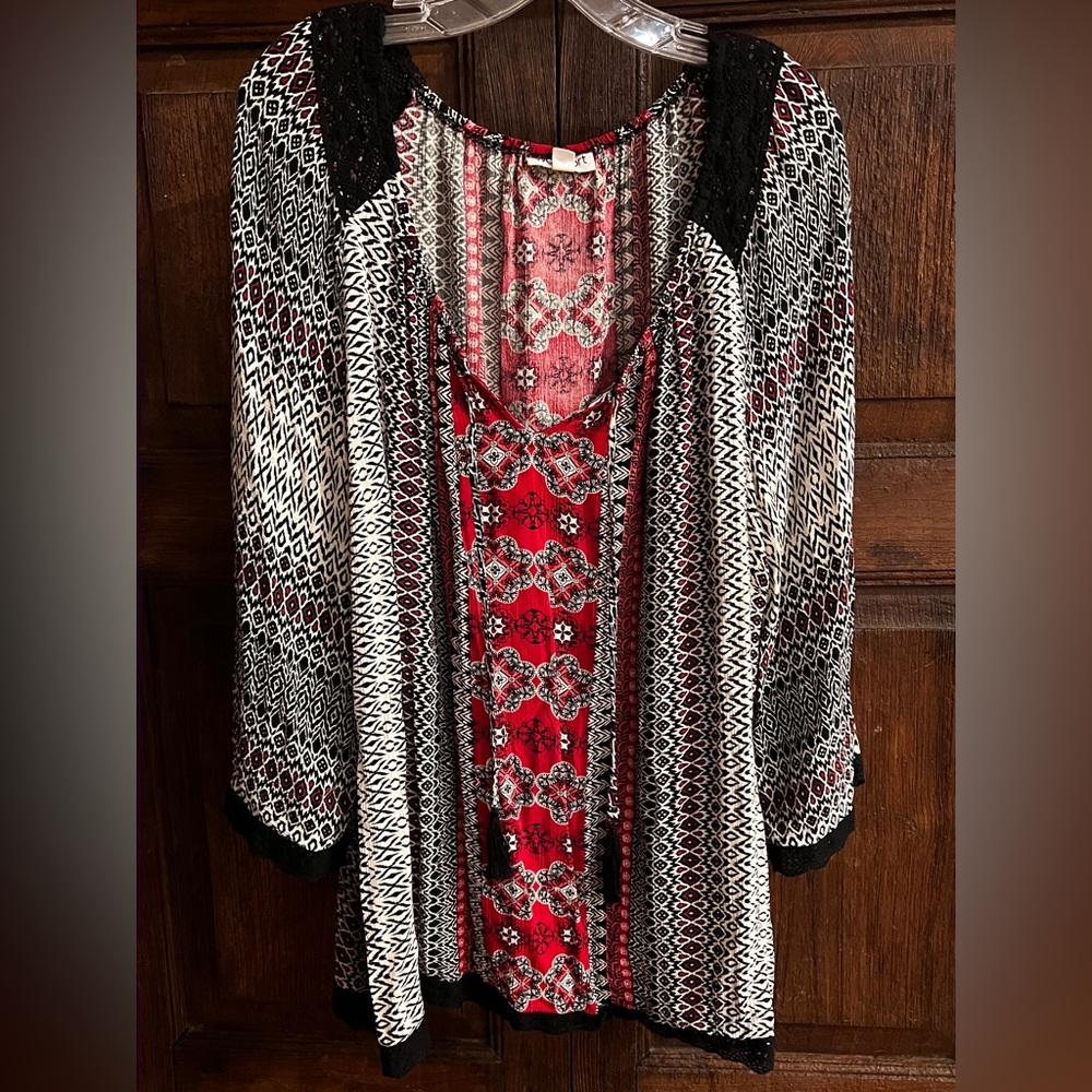 Westport Bohemian Black/Redish Pink/ White Top long sleeve with lace/ Size 3X